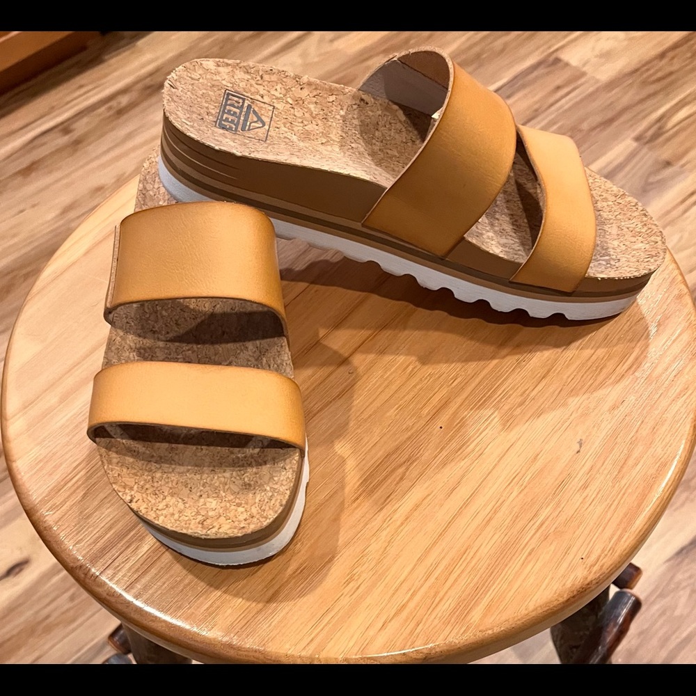 Reef Vista-Hi Platform sandals, like new, size 8